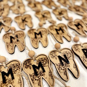Personalized Tooth Ornament, Keepsake Wooden Gift Tag, dental assistant gift for her, dental team gift, dentist office Christmas ornament, 画像 5