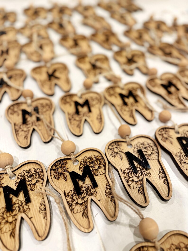 Personalized Tooth Ornament, Keepsake Wooden Gift Tag, dental assistant gift for her, dental team gift, dentist office Christmas ornament, 画像 5