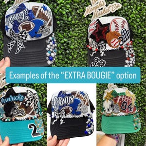 May include: Several black trucker caps with decorative sports-themed designs. Each hat showcases footballs, helmets, and baseballs, with the words "Vikings", "Mavericks", and "Lions". The text "Examples of the "EXTRA BOUGIE" option" is also visible on the image.