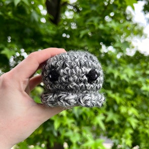 Pulpo de felpa negro y gris, lindo pulpo de peluche de ganchillo