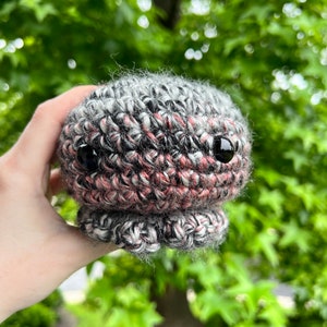 Pulpo de felpa gris, rosa y negro, lindo pulpo de peluche de ganchillo
