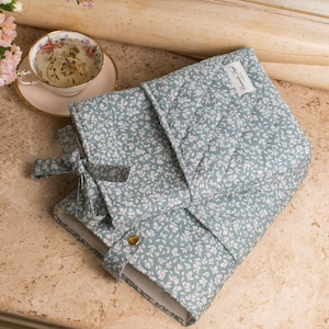 Protège-livre avec poche - Petite bleu sarcelle à fleurs | Housse de sac de livre matelassée personnalisable, pochette protectrice pour la Bible, cadeau chrétien avec nœud ou bouton-pression