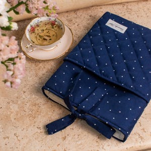 Protège-livre avec poche - Pois bleu marine | Housse de sac de livre matelassée personnalisable, pochette protectrice pour la Bible, cadeau chrétien avec nœud ou bouton-pression