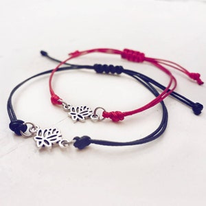 Glückslotus - kleines Lotus Armband verstellbar, Strand Armband // rote oder schwarze Kordel / Boho Schmuck / wasserfester Schmuck