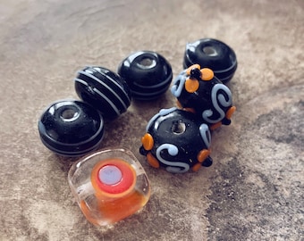 Set di perline di vetro fatte a mano: nero, arancione, blu, vortici