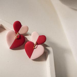 Könnte beinhalten: Eine weiße Keramik-Tasse mit schwarzem Henkel und dem Text "But First, Coffee" in schwarzer, fetter Schrift. Die Tasse steht auf einer weißen Oberfläche.