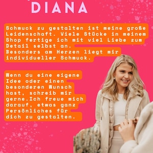 以下が含まれることがあります： 明るいピンク色のグラフィックで、ライトピンクの文字で「HI, ICH BIN DIANA」と書かれています。その下には、ジュエリーデザインに関するドイツ語の文章がオレンジ色のテキストボックスに入っています。右側には、ベージュのジャケットと白いトップスを着た金髪の人物が写っています。