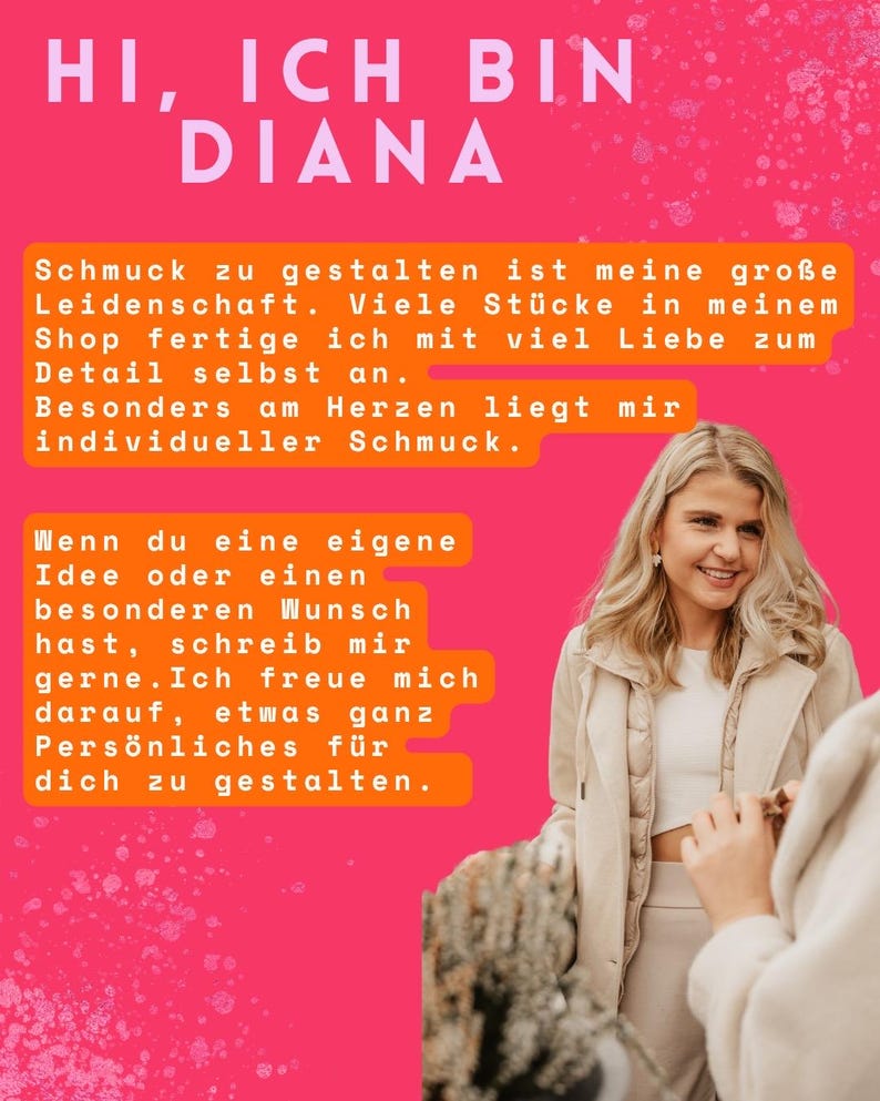 以下が含まれることがあります： 明るいピンク色のグラフィックで、ライトピンクの文字で「HI, ICH BIN DIANA」と書かれています。その下には、ジュエリーデザインに関するドイツ語の文章がオレンジ色のテキストボックスに入っています。右側には、ベージュのジャケットと白いトップスを着た金髪の人物が写っています。