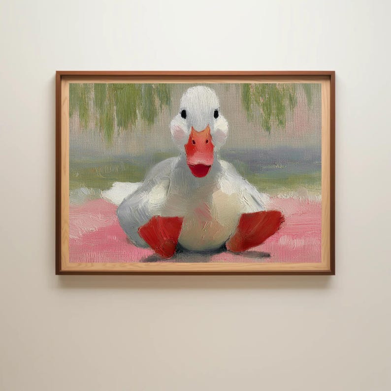 Puede incluir: Pintura enmarcada de un pato blanco con pico y patas rojas. El pato est&aacute; sentado sobre una superficie rosa, con un fondo verde y azul. La pintura est&aacute; en un marco de madera.