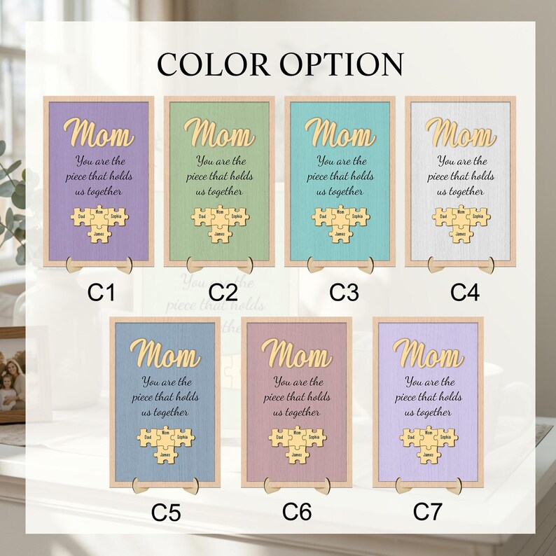 K&ouml;nnte beinhalten: Holzgerahmte Schilder mit dem Wort "Mama" in Schreibschrift, dem Satz "Du bist das Puzzleteil, das uns zusammenh&auml;lt" und einem Puzzleteil-Design. Erh&auml;ltlich in verschiedenen Pastellfarben, jeweils mit Holzst&auml;nder.