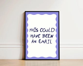 Pode incluir: Uma impressão emoldurada com o texto "THIS COULD HAVE BEEN AN EMAIL" em letras azul escuro. A impressão tem um fundo branco com uma borda ondulada roxa clara e uma moldura preta. A impressão está encostada em uma parede branca.