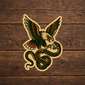 Könnte beinhalten: Ein Aufkleber mit einem traditionellen Tattoo-Design eines Adlers, der eine Schlange angreift. Der Adler hat braune, orange und grüne Federn, einen weißen Kopf und einen gelben Schnabel. Die Schlange ist grün und orange. Der Aufkleber befindet sich auf einem Holzmaserungshintergrund.