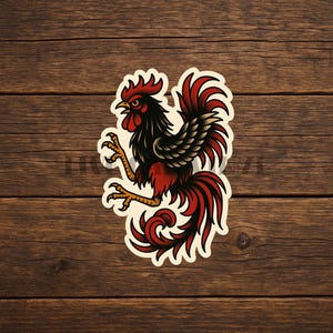 Könnte beinhalten: Ein Aufkleber mit einer traditionellen Tattoo-Stil-Illustration eines Hahns. Der Hahn ist in Schwarz, Rot und Beige gehalten, mit detaillierten Federdetails und einer kräftigen Kontur. Der Hintergrund ist eine Holzoberfläche.