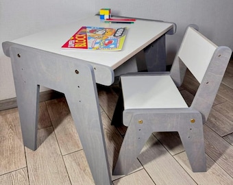 Montessoribord och stolar i trä för barn och baby