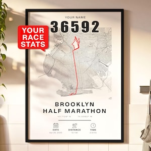 Può includere: Stampa incorniciata con una mappa di Brooklyn e un percorso di gara rosso. Il testo "BROOKLYN HALF MARATHON" è visualizzato, insieme ai dettagli della gara: data, distanza (21,08 km) e tempo. È presente anche il testo "YOUR RACE STATS".