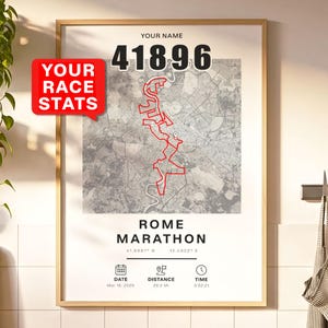 Può includere: Stampa incorniciata con una mappa rossa del percorso della Maratona di Roma, con il numero di gara 41896 in alto. Include i dettagli della gara: data, distanza (42,16 km) e tempo. Il testo "YOUR RACE STATS" è in un fumetto rosso.