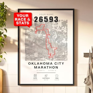 Puede incluir: Impresión enmarcada con un mapa de ruta rojo del Maratón de Oklahoma City. La impresión incluye el texto "YOUR RACE & STATS", "YOUR NAME", y detalles de la carrera: fecha, distancia (42,195 km) y tiempo. El marco es negro.