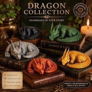Könnte beinhalten: Eine Sammlung von Drachenfiguren in Schwarz, Grün, Silber, Orange und Gold, platziert auf antiken Büchern. Das Bild zeigt den Text "Dragon Collection" und "Guardians of Your Story". Perfekt für Bücherregale und RPG-Setups.