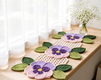 Runner da tavola all'uncinetto con viole del pensiero, realizzato a mano, regalo sentimentale per l'inaugurazione di una nuova casa, complemento d'arredo dai colori pastello per uno stile di vita lento.
