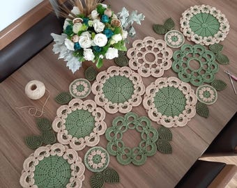 Set di centrini all'uncinetto con fiori verdi, decorazioni vintage per la tavola, sottobicchiere e tovaglietta.
