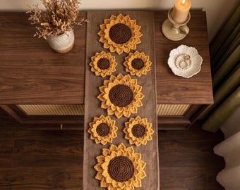 Centrotavola all'uncinetto con girasoli, decorazione floreale rustica per la tavola.