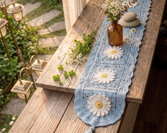 Runner da tavola a margherite all'uncinetto, decorazione da tavola in pizzo blu, decorazione per la casa in stile cottagecore/farmhouse, centrotavola con nappe