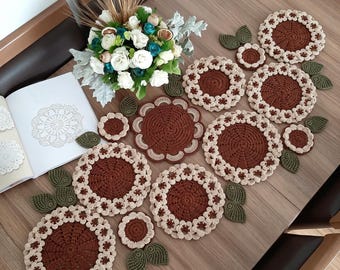 Set di centrini a forma di girasole all'uncinetto, decorazioni vintage per la tavola, sottobicchiere e tovaglietta.