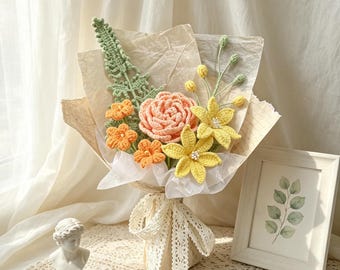Bouquet all'uncinetto rifinito a mano, composizione floreale permanente a maglia, opzione multicolore, regalo per lei, elegante ornamento da tavolo.