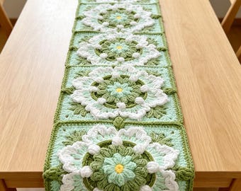 Camino de mesa floral verde hecho a mano con ganchillo, camino de mesa cuadrado con flores en 3D estilo abuela, decoración de mesa de comedor primaveral estilo cottagecore