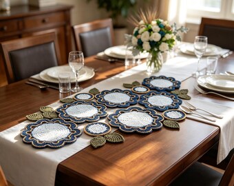 Juego de manteles individuales de flores de ganchillo hechos a mano, tapetes florales vintage con posavasos de hojas, decoración de mesa azul marino y crema, manteles individuales de ganchillo hechos a mano