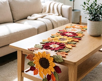 Runner da tavola autunnale all'uncinetto con motivi floreali, decorazioni per la tavola autunnali lavorate a mano con foglie e fiori, runner da tavola lungo in stile cottagecore per la stagione del raccolto.