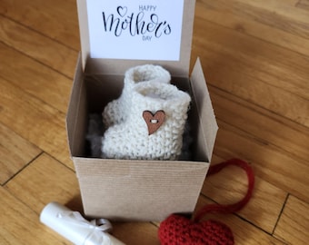 Grootouderzwangerschap onthullen, babyslofjes, neutrale slofjes, zwangerschapsaankondiging, onthullende slofjes, doos onthullen, newborn slofjes