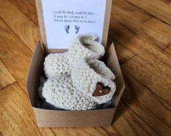 Zwangerschapsonthulling grootouders, babyslofjes, zwangerschapsaankondiging, onthullende slofjes, doos onthullende baby, neutrale slofjes, slofjes in de doos