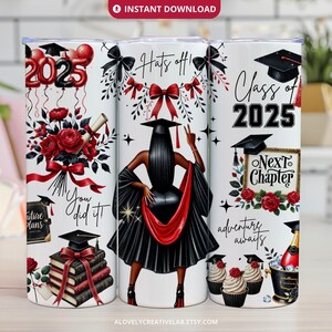 Envoltura para vaso de graduación PNG, diseño de sublimación para vaso delgado de 20 oz de la clase 2025, toga roja para graduada negra, descarga digital