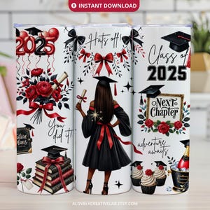 Envoltura para vaso de graduación PNG, diseño de sublimación para vaso delgado de 20 oz de la clase 2025, toga roja para graduada negra, descarga digital
