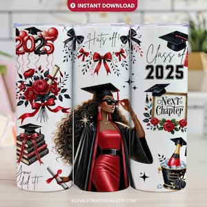 Envoltura para vaso de graduación PNG, diseño de sublimación para vaso delgado de 20 oz de la clase 2025, toga roja para graduada negra, descarga digital