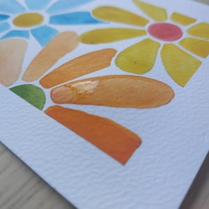 carte peinte à l'aquarelle, fleurs colorées simples et vintages.