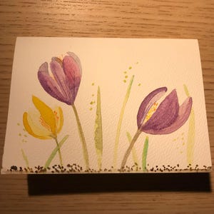 Tarjeta pintada con acuarela, azafrán morado y amarillo, primavera.