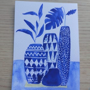 carte monochrome bleu, peinte à la main, pots et plantes.
