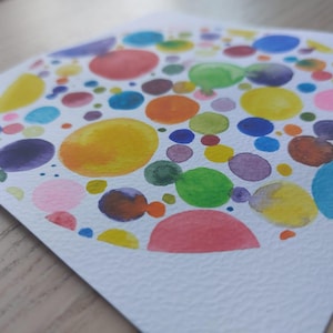 carte peinte à la main à l'aquarelle, motifs ronds, cercles, bulles colorées.