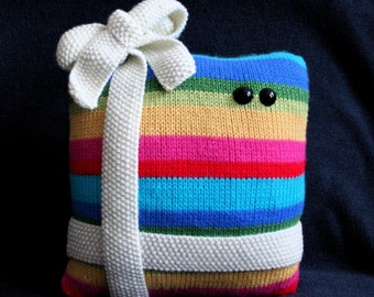 Knit your own Big Friendly Christmas Present mini-cushion (pdf)