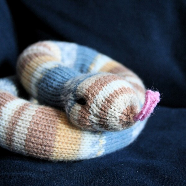 Sandy slithery snake (knitted)