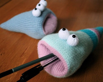 Knit your own Hungry Desk Worms (pdf knitting pattern)