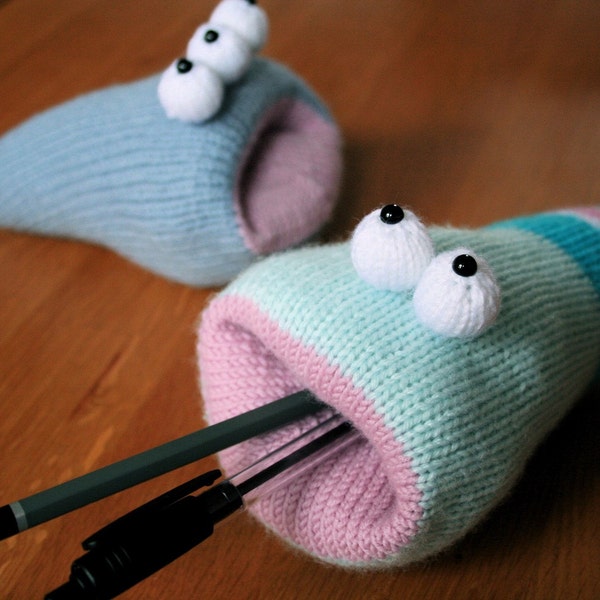 Knit your own Hungry Desk Worms (pdf knitting pattern)