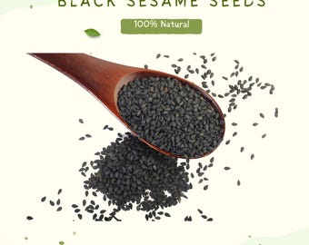 Może przedstawiać: Drewniana łyżka wypełniona czarnymi nasionami sezamu, z dodatkowymi nasionami rozrzuconymi wokół. Tekst "BLACK SESAME SEEDS" i "100% Natural" jest wyświetlony nad łyżką.