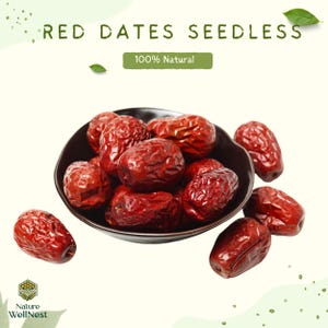Puede incluir: Un bol de dátiles rojos, también conocidas como azufaifas, están dispuestas en un bol. Los dátiles son sin semillas y 100% naturales. El texto "RED DATES SEEDLESS" y "100% Natural" se muestra encima del bol.