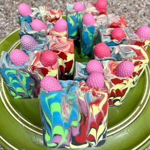 Soap-black raspberry and vanilla - a sweet mix of bergamot, pear, plum wine, vanilla, orchid, cashmere, and musk.