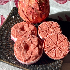 Exfoliating single-use grapefruit salt scrub cubes in sets of 4