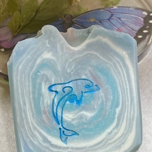 Pheromone fragranced soap, boasts a classic cologne scent combines a sexy, clean aroma with a hint of exotic mintiness and sage