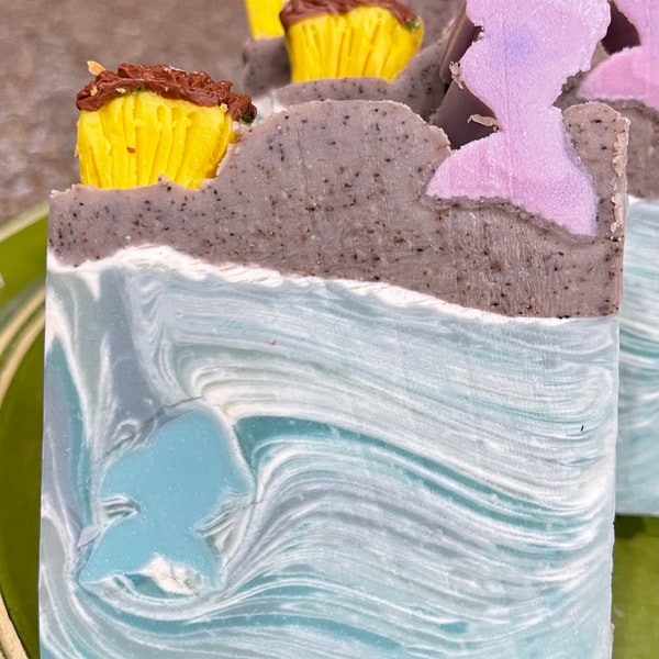 Beach design soap in island nectar fragrance, with tamarind, mandarin, red currant, date and coconut milk